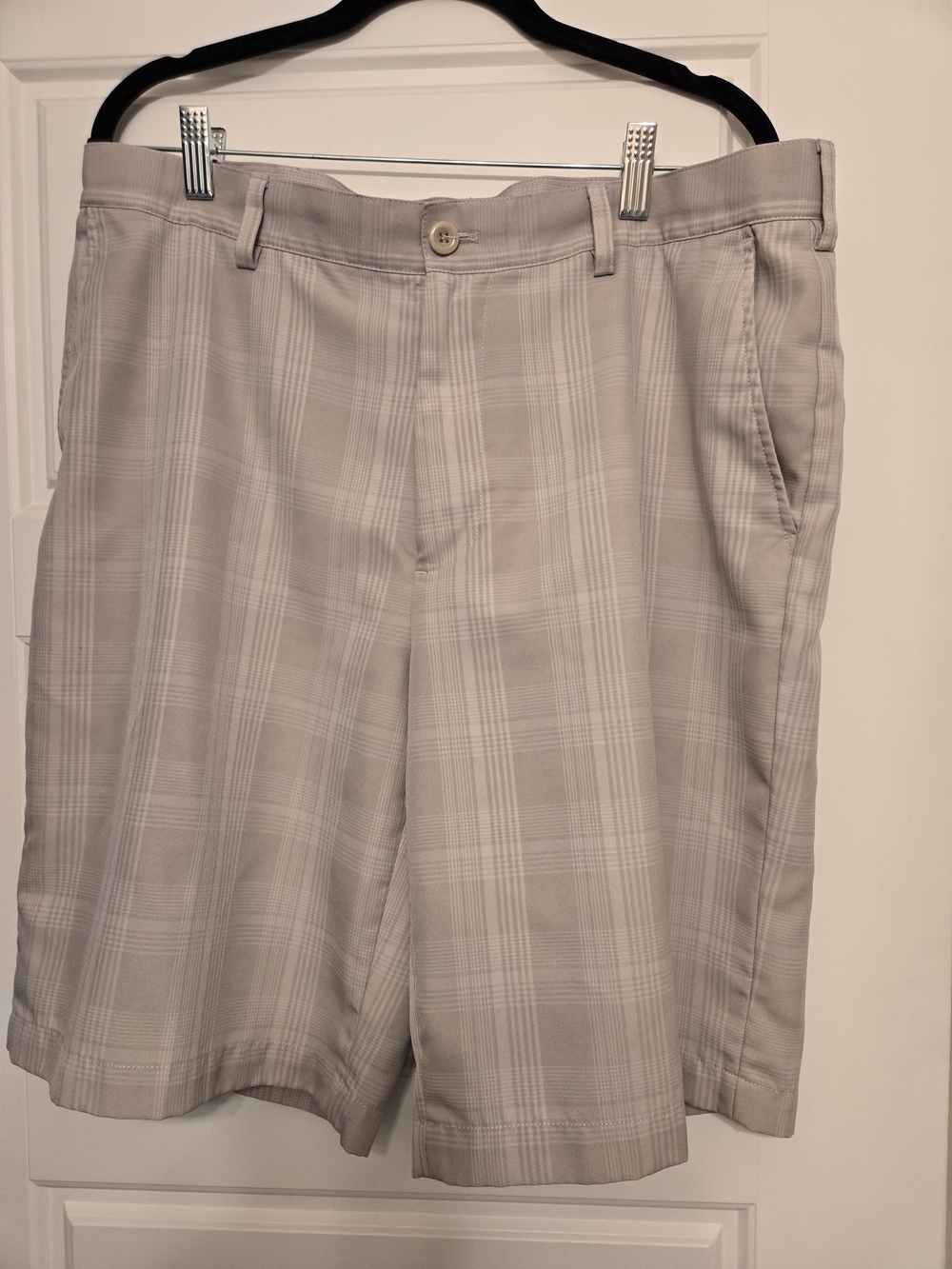 Izod Men's Light Taupe Plaid Flat Front Golf Shorts